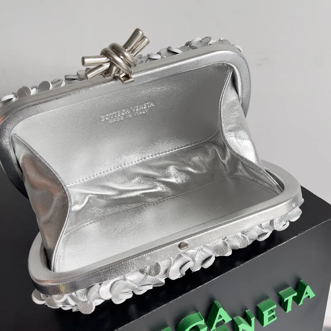 Batch 2060 Bottega Veneta 24 spring fashionable petal woven evening bag. No logo, no matter how shiny, this evening bag has gorgeous colors and eye-catching colors, and the forging of petal craftsmanship reveals the prosperity of spring. Original leather ➕ stainless steel hardware ➕ 24k real gold plating ➕ all handmade. Anyone who knows the history of our brand should have heard that the knot is a story of Bottega Veneta, and it is also one of the more important perfectly designed styles. Style number: 717622 Size: 20.5*6*12.5